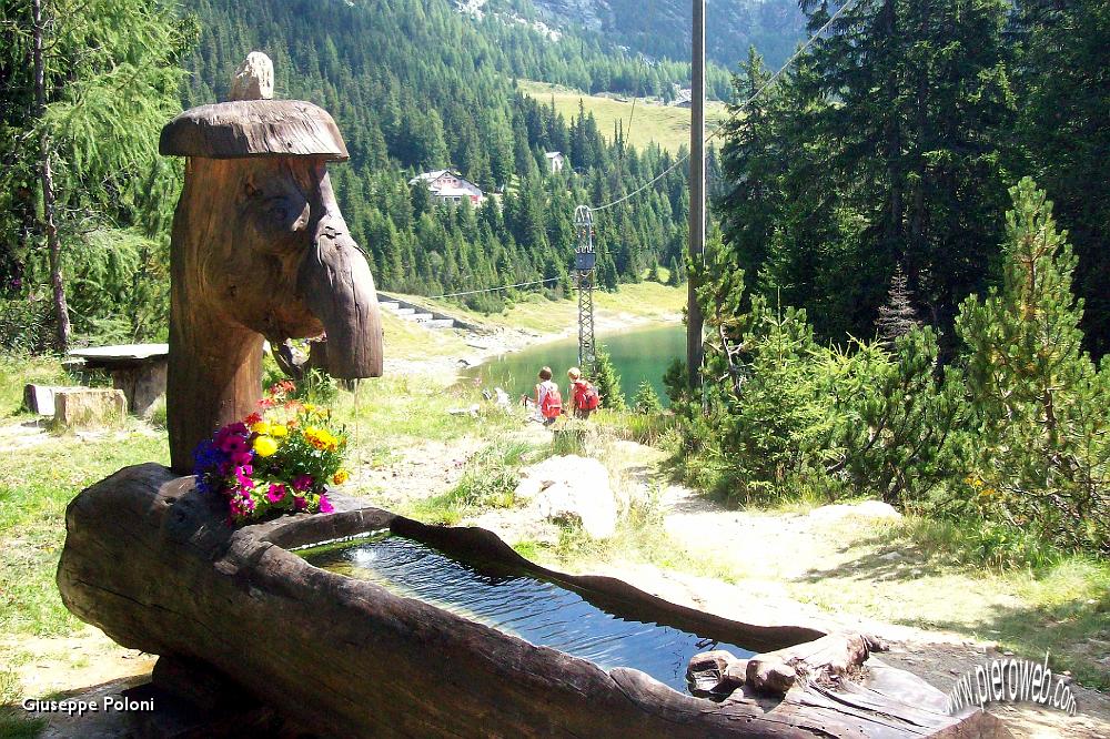 03- suggestiva fontana, con lago e rif. Palù .jpg